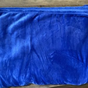 Kate Spade Fleece Throw Blanket Royal Blue Queen Size Bed